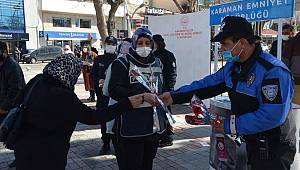 Karaman emniyeti kadınlara karanfil dağıttı
