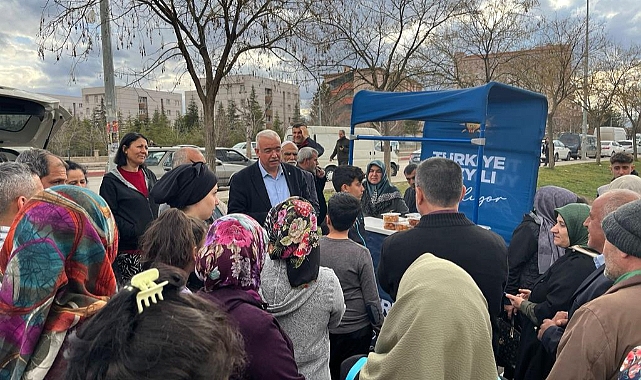 AK Parti Berat Kandilinde Tatlı Dağıttı