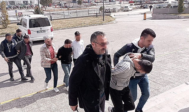 Enkazdan çaldığı tabancayı Karaman'da satmaya çalışırken yakalandı