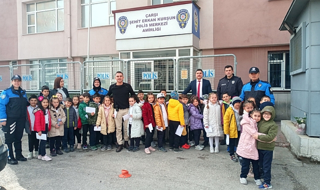 Minik Öğrenciler Yaptıkları Resimleri Polislere Hediye Etti