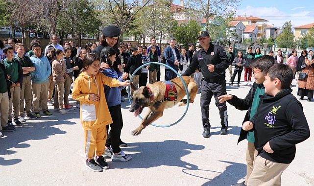Karaman'da jandarma ekipleri öğrencileri bilgilendirdi