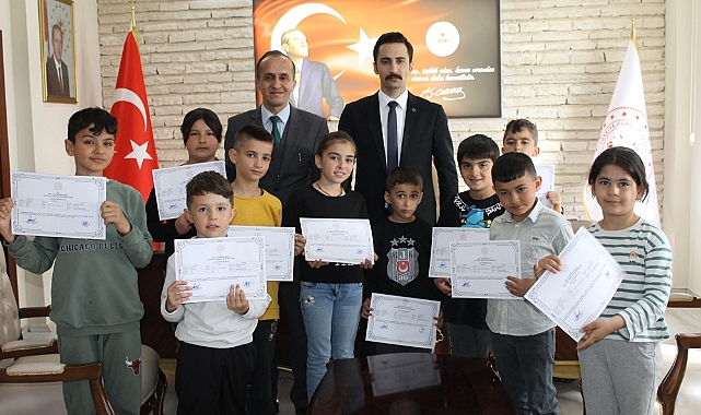 Öğrenciler, Milli Eğitim Müdürünün Verdiği Kursu Tamamladı