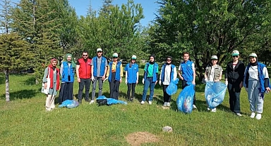 Gençler Önce Eğlendi Sonra Çevre Temizliği Yaptı