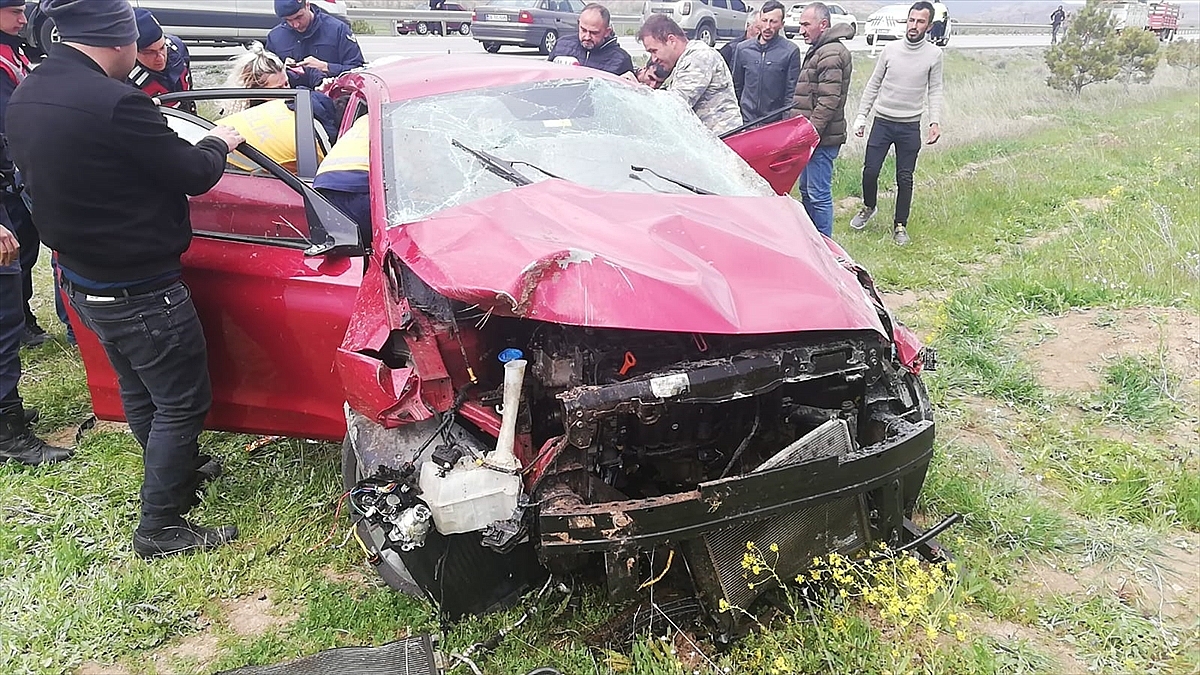 Şarampole devrilen otomobildeki 3 kişi yaralandı