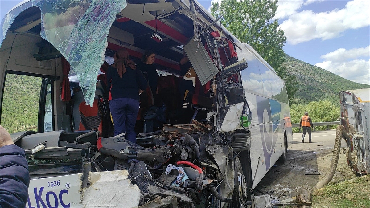 Yolcu otobüsü ile kamyonun çarpışması sonucu 1 kişi öldü