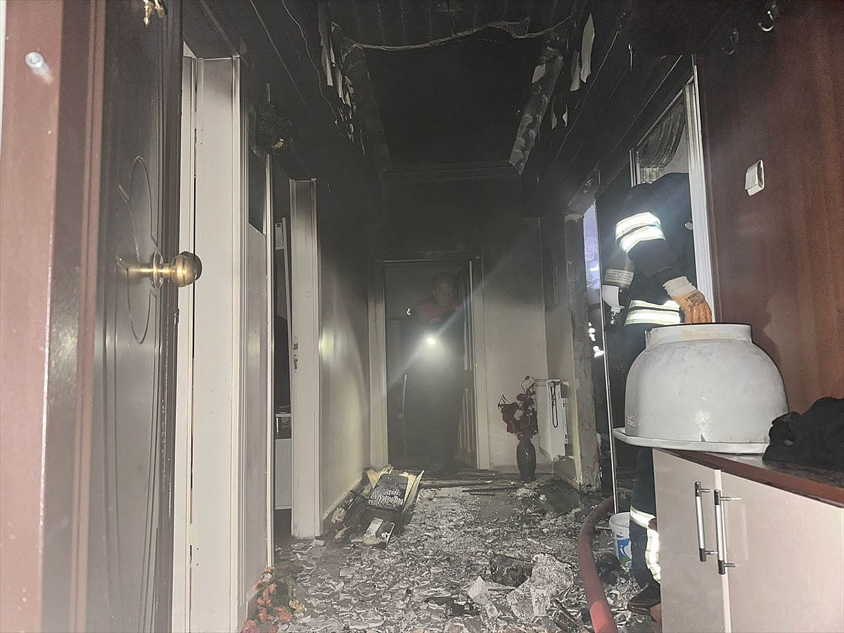 Apartman dairesinde çıkan yangını itfaiye ekipleri söndürdü