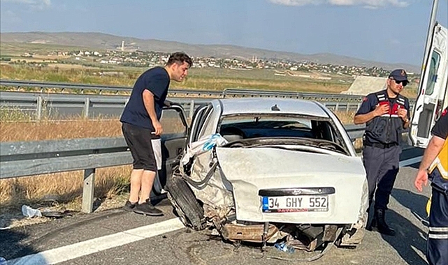 Bariyerlere çarpan otomobildeki çocuk öldü, 7 kişi yaralandı