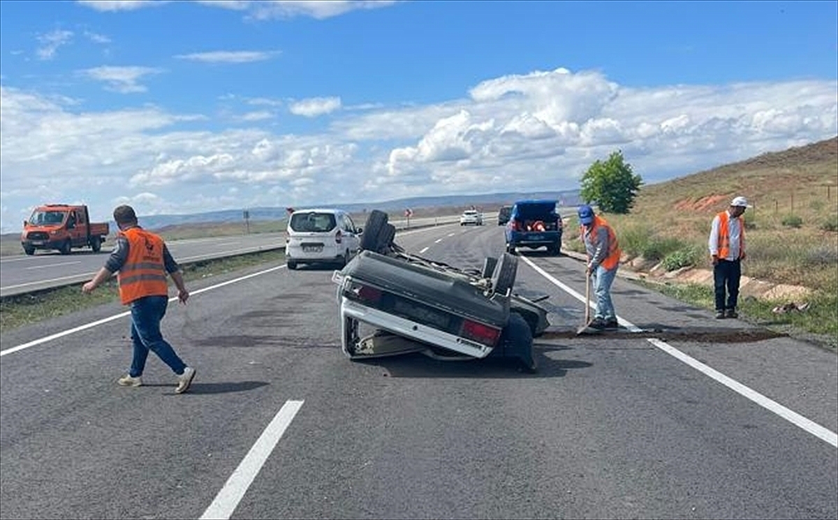 Devrilen otomobildeki 2 kişi yaralandı