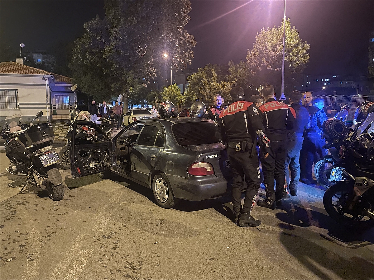 Dur ihtarına uymayanların aracında uyuşturucu ele geçirildi