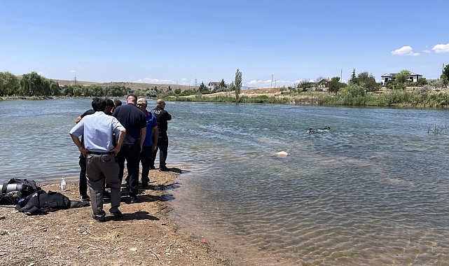Kaçan toplarını almak için Kızılırmak'a giren 3 çocuk kayboldu