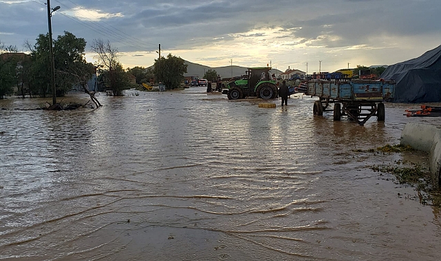 Karaman'da sağanak yağış nedeniyle köyde taşkın oluştu