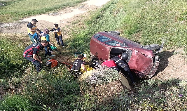 Şarampole devrilen otomobildeki 1 kişi öldü, 1 kişi yaralandı