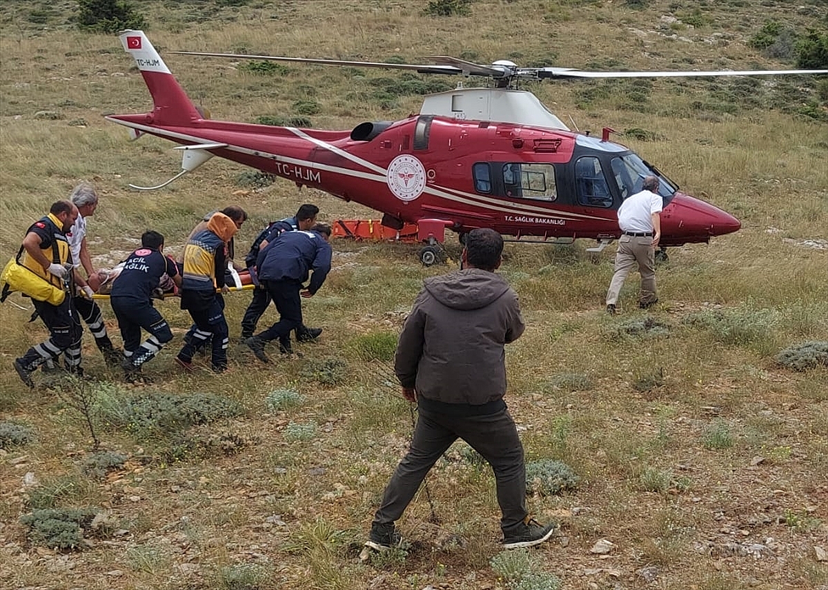 Dağda fenalaşan kişi ambulans helikopterle hastaneye kaldırıldı