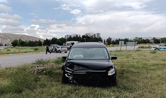 İki otomobilin çarpıştığı kazada 4 kişi yaralandı