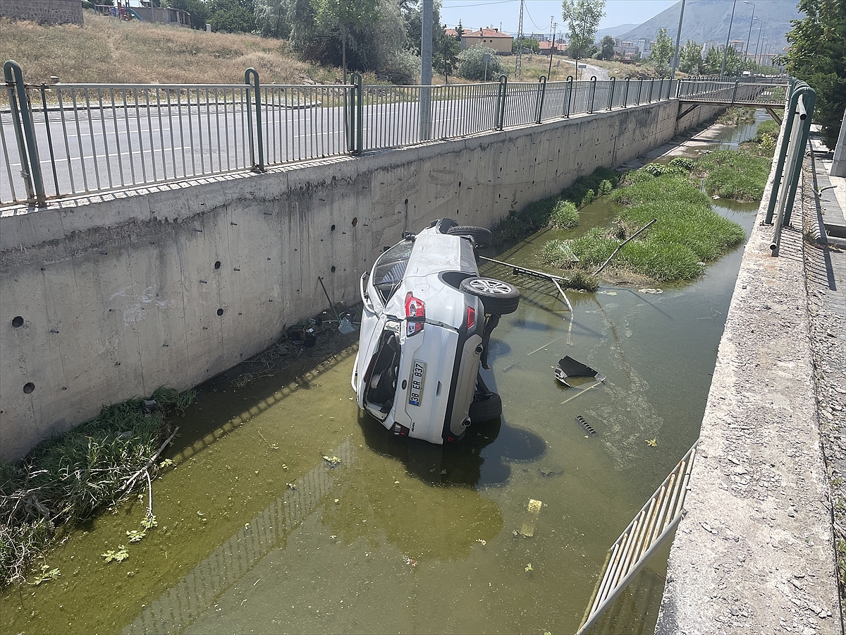 Kanala düşen otomobilin sürücüsü yaralandı