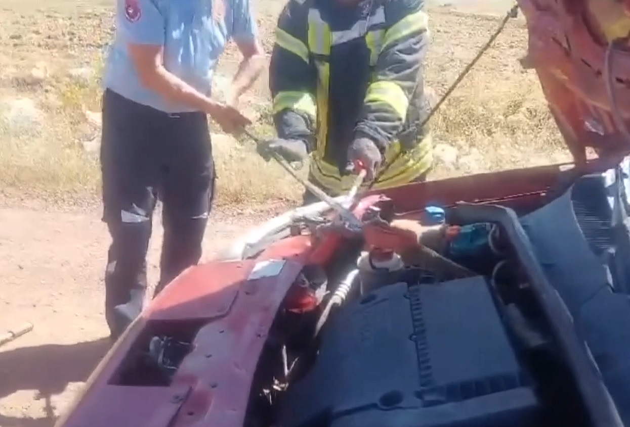 Karaman'da hafif ticari aracın motor bölümüne giren yılan çıkarıldı