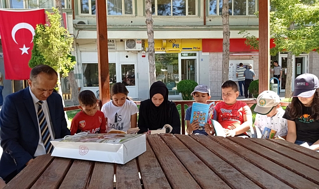 Öğrenciler tatilde de kitap okumaya devam ediyor