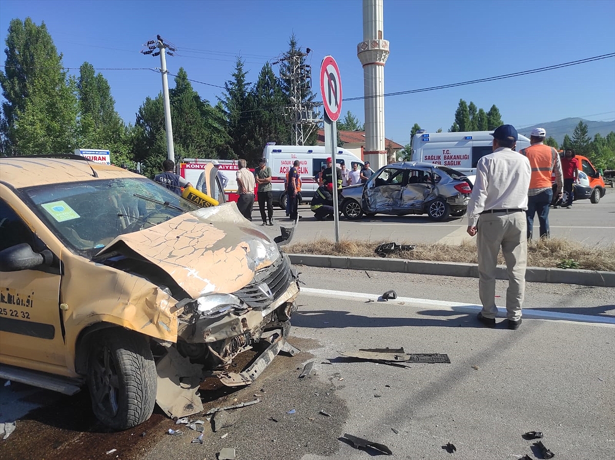 Taksi ile otomobilin çarpıştığı kazada, 1 kişi öldü, 1 kişi yaralandı
