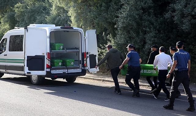 Tatilden dönen ailenin olduğu taksinin kamyonla çarpıştığı kazada 4 kişi öldü