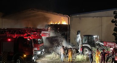 Tekstil fabrikasının deposunda çıkan yangın hasara neden oldu