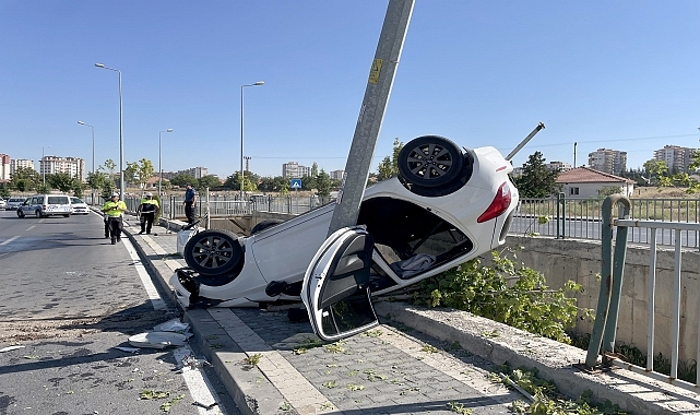 Elektrik direğine çarpan otomobilin sürücüsü yaralandı