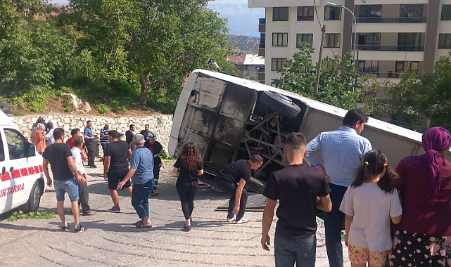 Karaman'da tur otobüsü devrildi: 3'ü ağır 26 yaralı