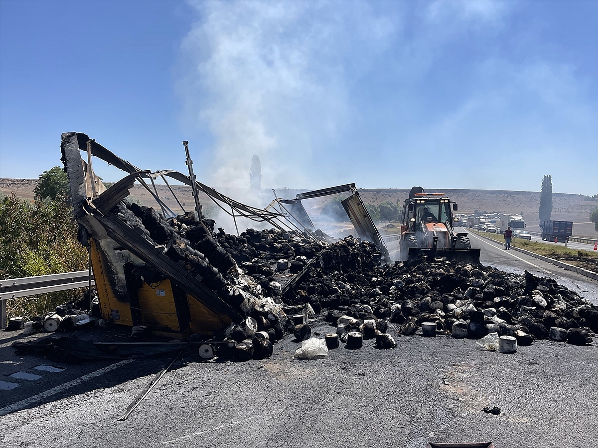 İplik yüklü tırda çıkan yangın hasara yol açtı