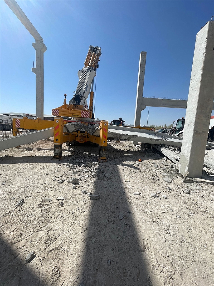 Üzerine beton kiriş düşen genç işçi öldü