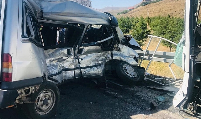 Yolcu otobüsüyle hafif ticari araç çarpıştı, 1 kişi öldü, 7 kişi yaralandı