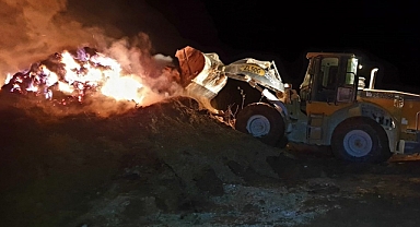 Çıkan yangında 6 bin saman balyası yandı
