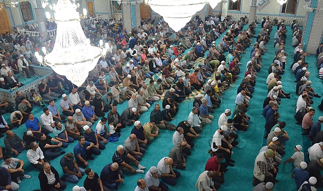 Karaman'da Mevlit Kandili'nde camiler doldu taştı