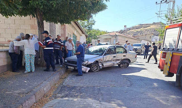 Minibüsün çarptığı iki yayadan biri öldü, park halindeki 6 araç hasar gördü