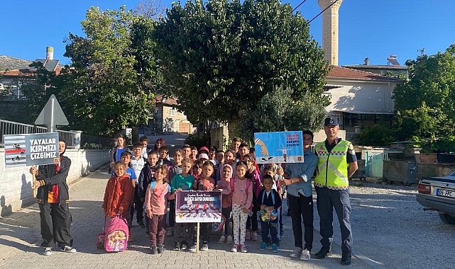 Öğrencilere trafik kuralları öğretiliyor