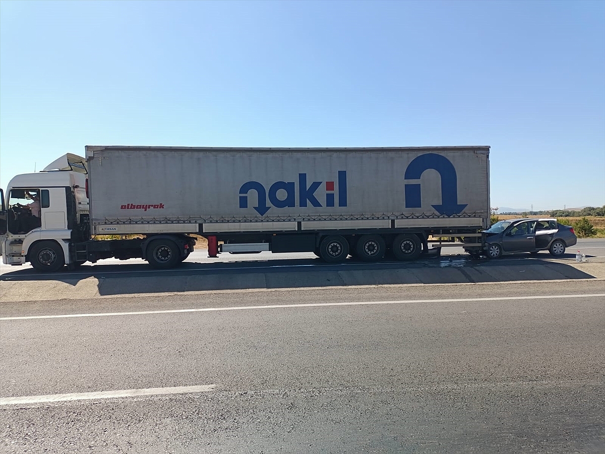 Otomobil tıra çarptı 4 kişi yaralandı