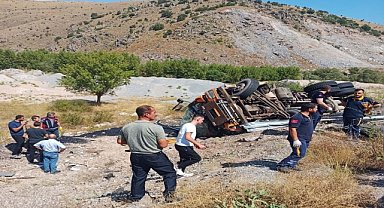 Şarampole devrilen kamyonun sürücüsü öldü