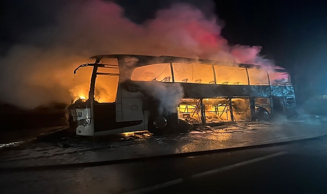 Seyir halindeki yolcu otobüsü yandı