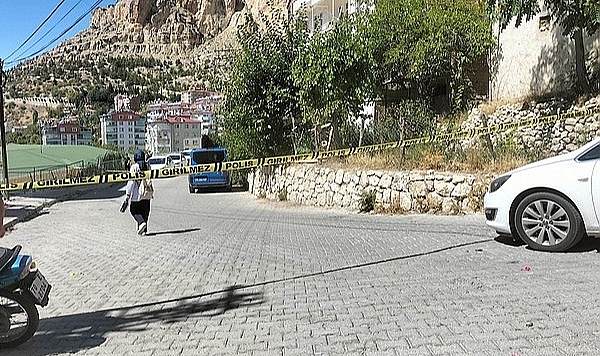 Sokak Ortasında Dövülen Şahıs Hastanede Yaşam Mücadelesi Veriyor