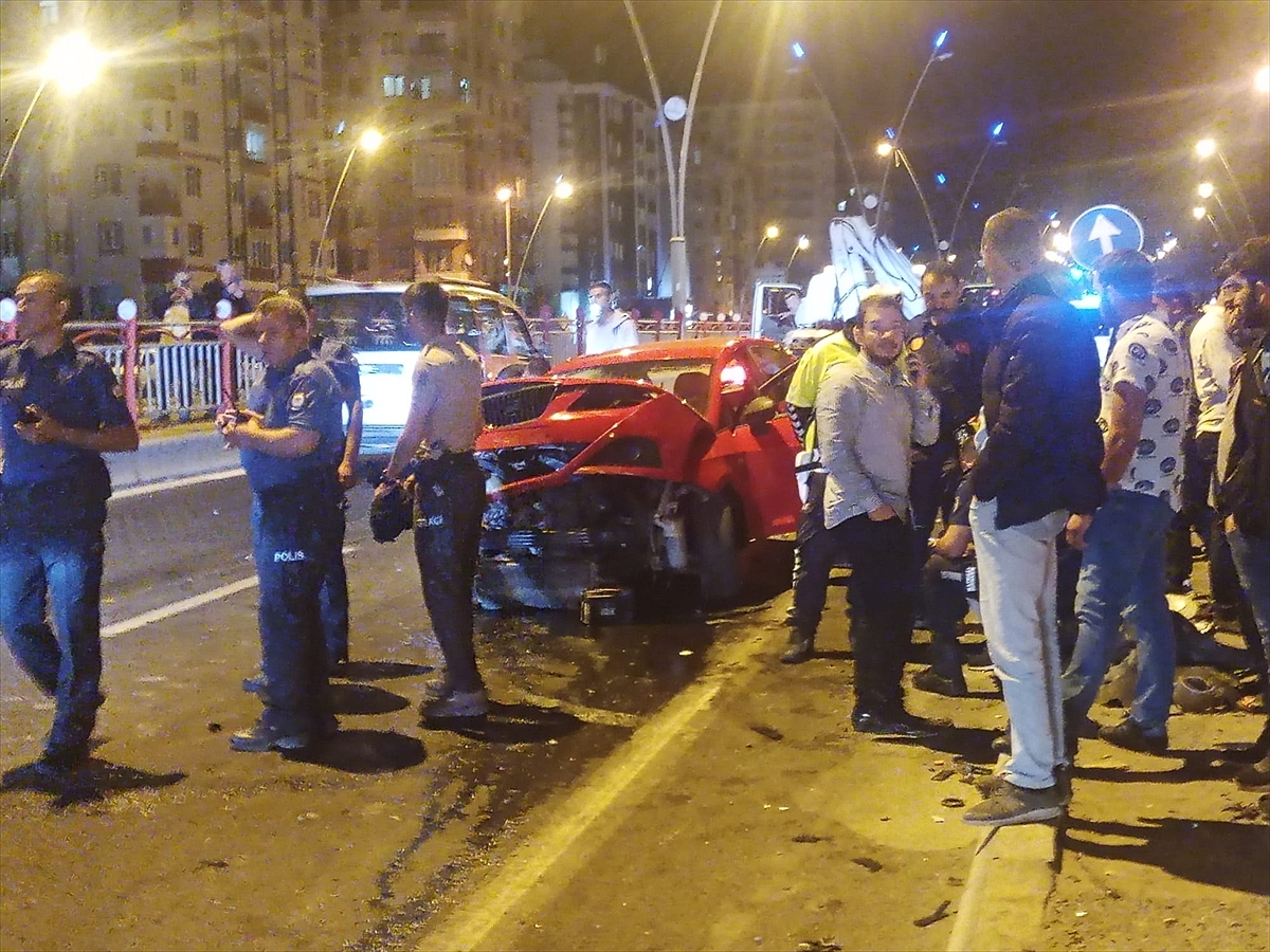 Trafik kazasında 4 kişi yaralandı