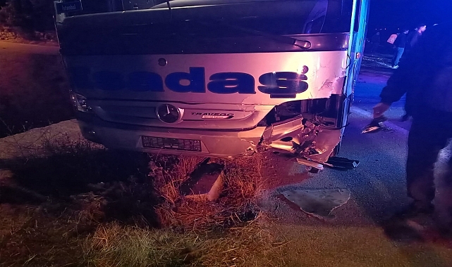 Yolcu otobüsüyle otomobil çarpıştı, 3 kişi yaralandı