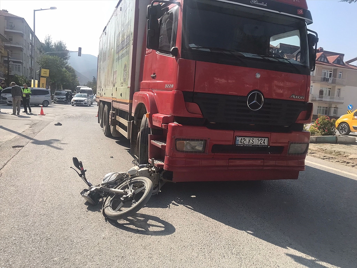 Kamyonun çarptığı motosikletli öldü