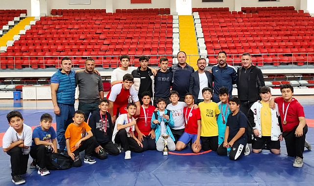 Karaman'da 100. Yıl Cumhuriyet Kupası Güreş Müsabakaları Nefes Kesti