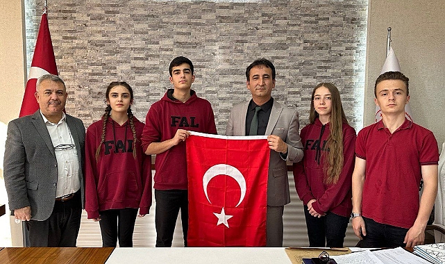 Lise Öğrencilerinden "100 Bayrak 100 Kapı Etkinliği"