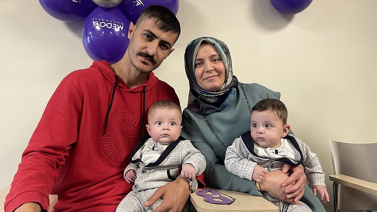 29 haftalıkken 1 kilogram doğan ikizler ailesinin neşesi oldu