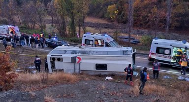 Devrilen otobüsteki 20 yolcu yaralandı