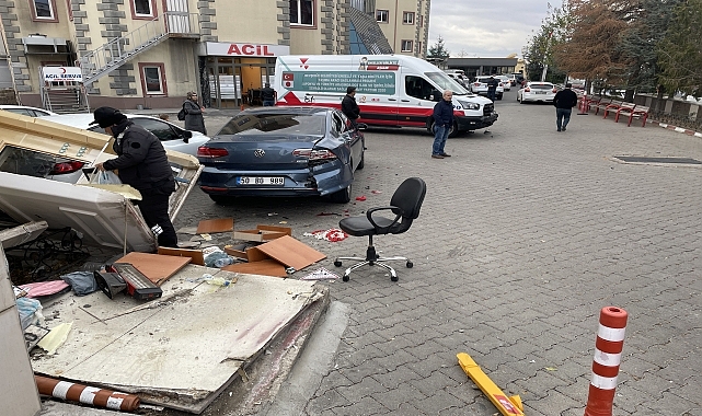 Hastanenin bahçesine giren otomobil, güvenlik kulübesi ve 3 araca çarptı