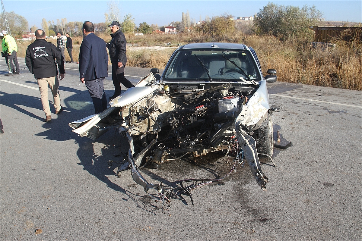 İki otomobilin karıştığı kazada 5 kişi yaralandı