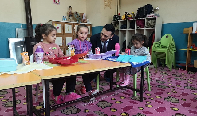 Kaymakam Kaya, Minik Öğrencilerin Dersine Katıldı