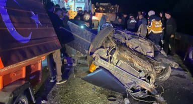 Traktör römorkuna arkadan çarpan otomobildeki 2 kişi yaralandı