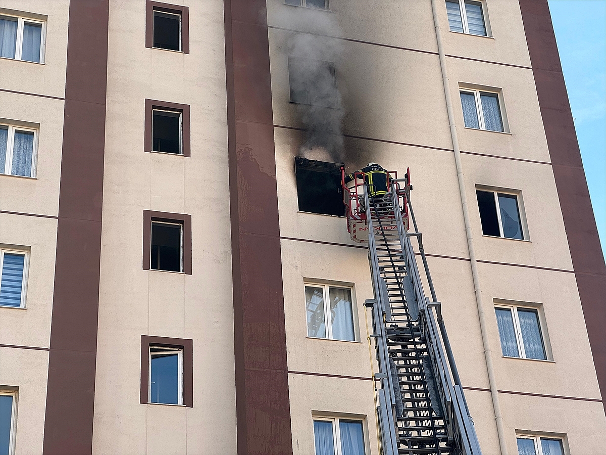 Apartman dairesinde çıkan yangın söndürüldü