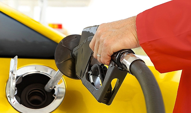 Benzine bugün indirim gelecek. Motorine çifte indirim yapılmıştı